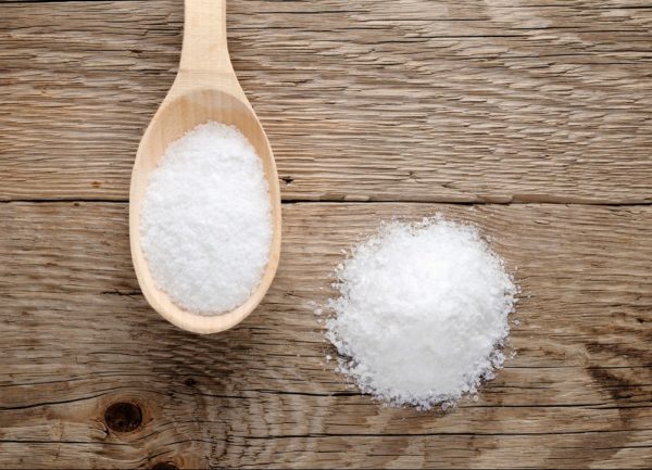 Соль в ложке и на столе