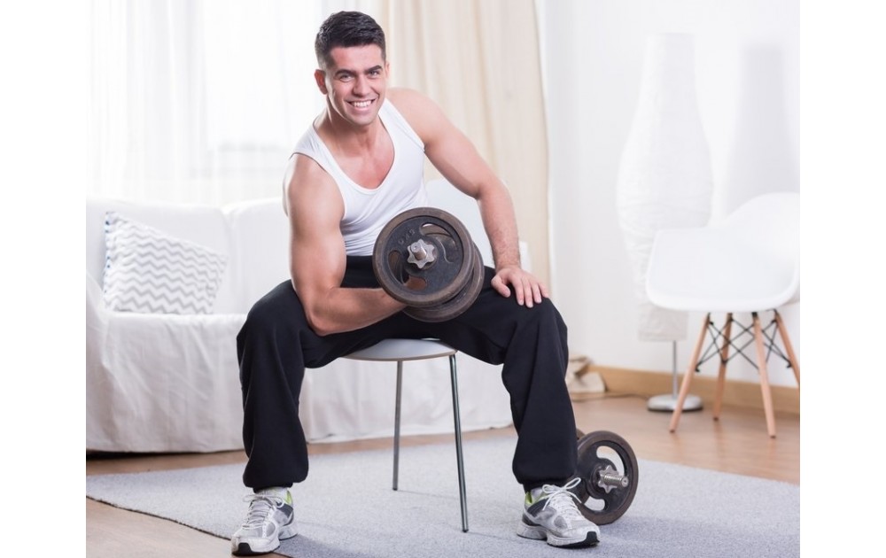 Спортсмен с гантелями