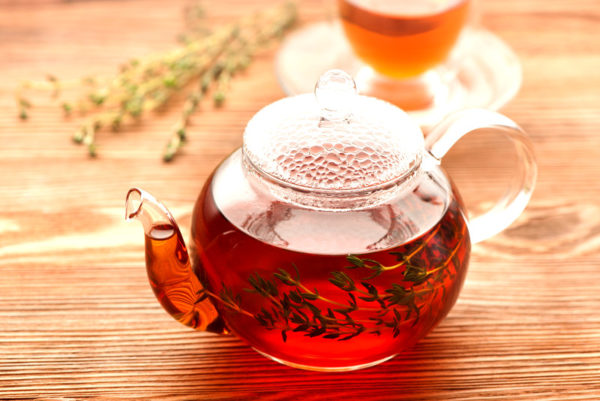 Стеклянный чайник с чаем