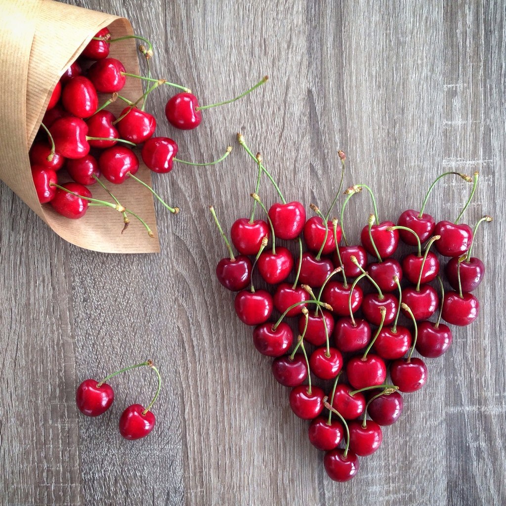 Вишни, выложенные в форме сердечка