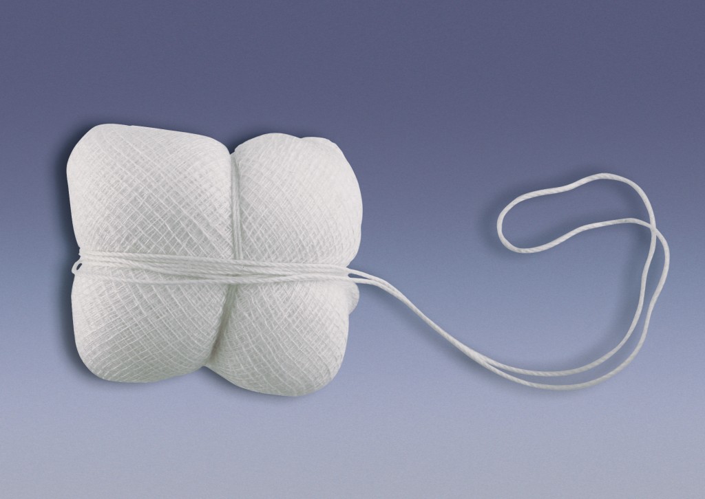 Тампон из марлевой ткани, обмотанный нитью