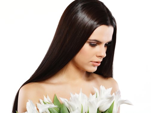 Девушка с гладкими и блестящими волосами