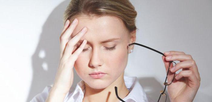 У женщины болит голова