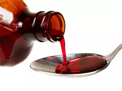 Вишнёвый бальзам наливают в ложку