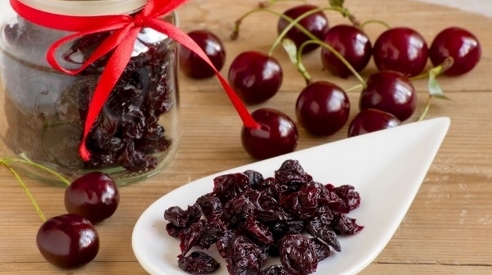 Вяленая и свежая вишня
