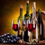 Вина в бутылках и бокалах