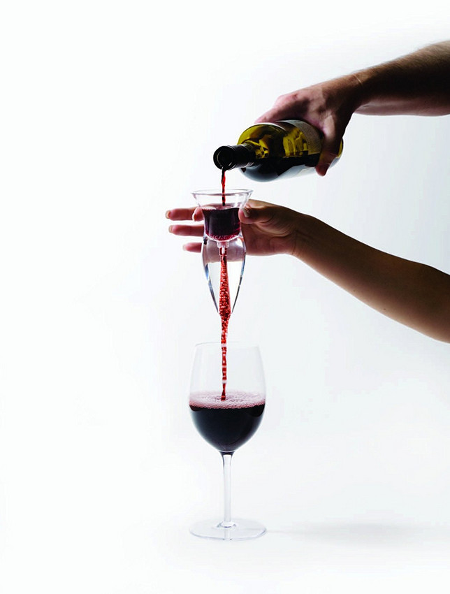 Вино льётся в бокал
