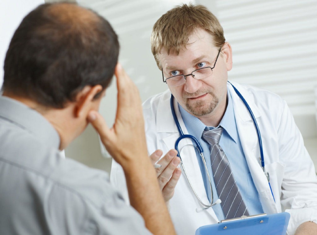 Врач беседует с пациентом