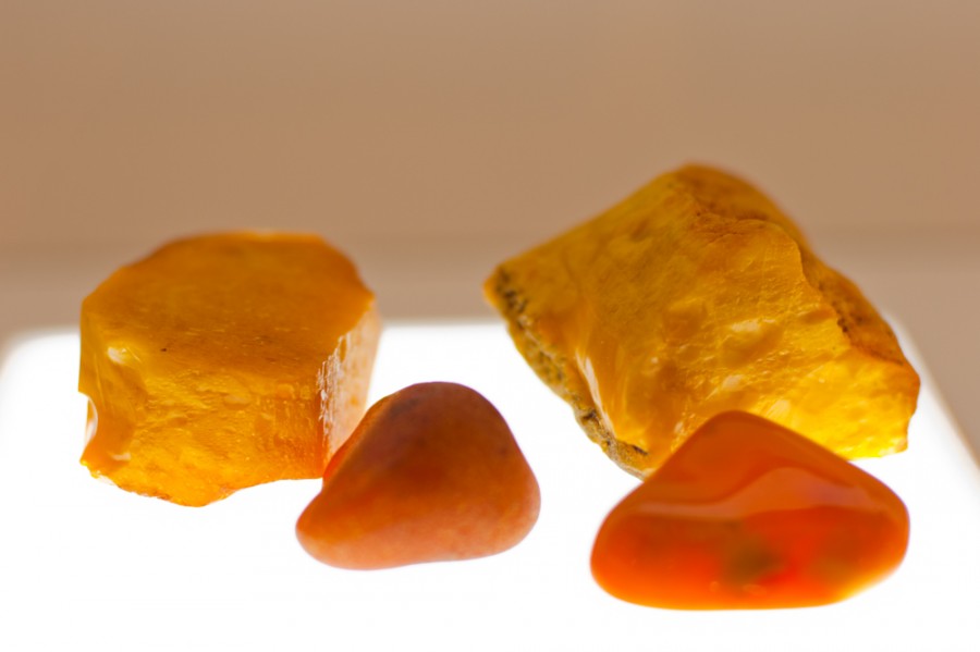 Кусочки необработанного янтаря