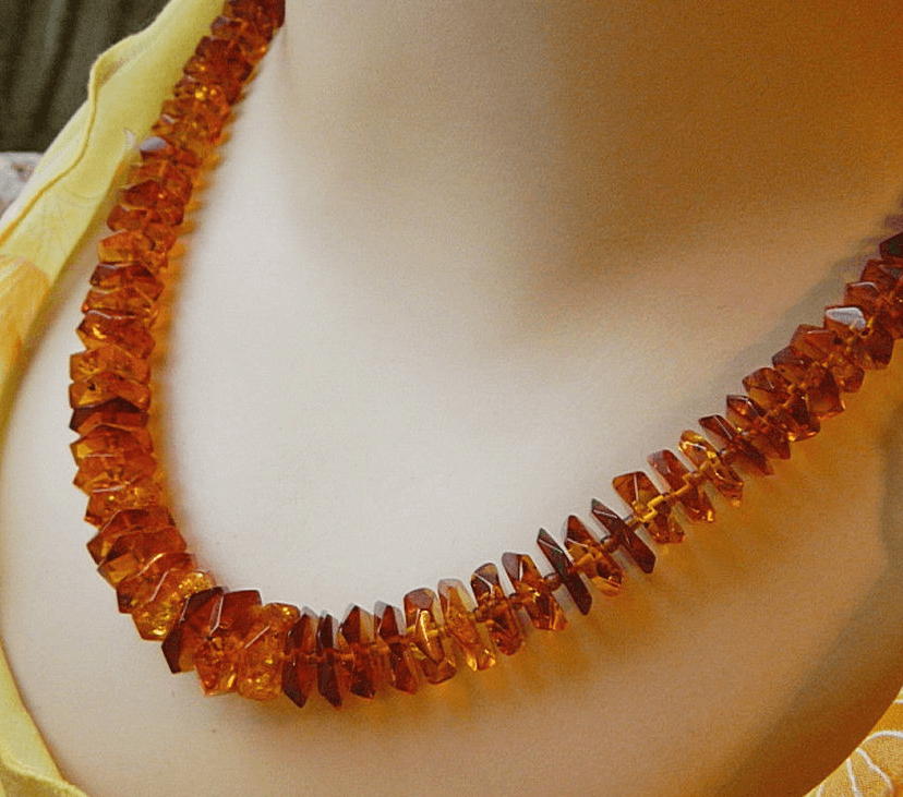 Янтарные бусы на женской шее