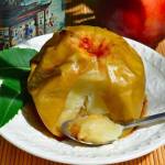 Запечёное яблоки с корицей на тарелке с ложкой