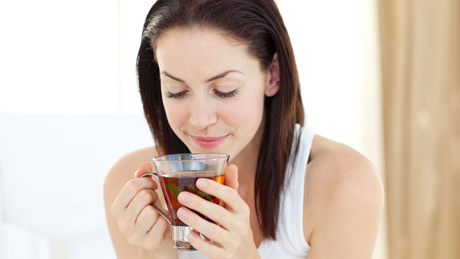 Девушка пьёт чай