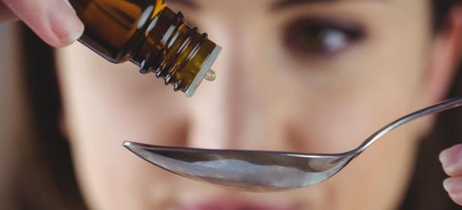 Женщина капает лекарство в ложку