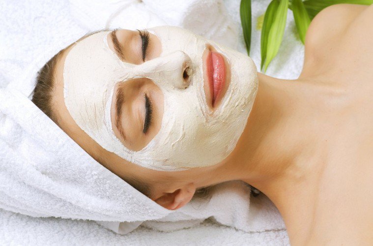 Женщина сделала маску для лица