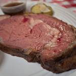 Жирный стейк на тарелке