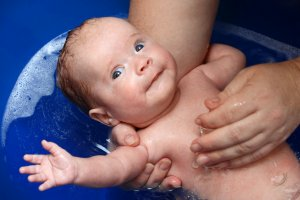 Как правильно купать новорожденного ребенка