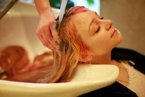 Как и чем отмыть краску для волос с кожи в домашних условиях