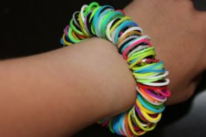 Как плести браслеты из резинок лентяй