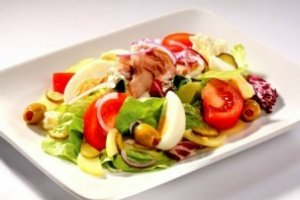 Диетический салат с консервированным тунцом