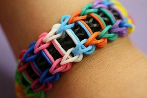 Как плести браслеты из резинок лестница