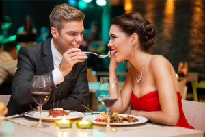 Что подарить девушке на годовщину