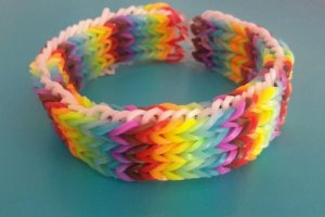 Как плести тройной браслет из резинок